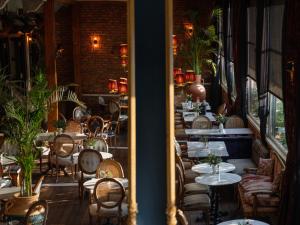 a restaurant with tables and chairs in a room at Meroddi Barnathan Hotel in Istanbul