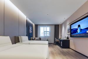 Μια τηλεόραση ή/και κέντρο ψυχαγωγίας στο Atour Hotel Wuxi Gong Lake Yuantouzhu Scenic Area