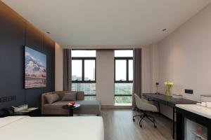 Postel nebo postele na pokoji v ubytování Atour Hotel Nantong Development Zone Aeon Mall