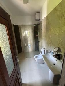 キャンディにあるChandani's Villaの洗面台とトイレ付きのバスルーム