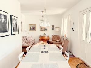 Khu vực ghế ngồi tại Townhouse close to Beach & City Center +20 ảnh