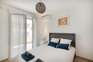 Ένα ή περισσότερα κρεβάτια σε δωμάτιο στο 6 couchages Juan Les Pins Centre 22 Louis Gallet