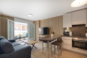 Η κουζίνα ή μικρή κουζίνα στο 6 couchages Juan Les Pins Centre 22 Louis Gallet