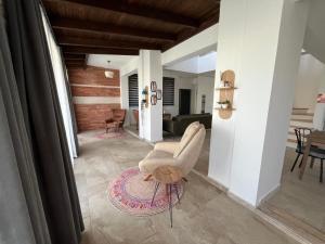 un soggiorno con una sedia e un tavolo di Derya Beach Agullu Villa 3 a Kaş