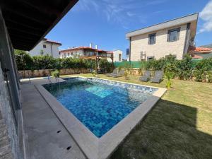 una piscina nel cortile di una casa di Derya Beach Agullu Villa 3 a Kaş