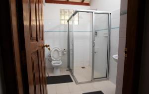 une salle de bains avec toilettes et douche en verre dans l'établissement Royal Heritage Resort, à Kandy 29 autres photos