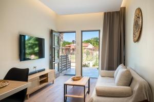 een woonkamer met een bank en een tafel bij Phos Elegant Residences by Konnect, 400m to the beach in Dassia