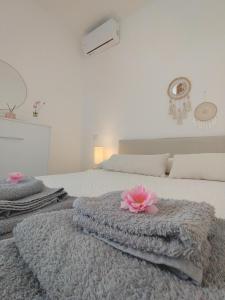a bedroom with a bed with a pink flower on it at Appartamento Regina Margherita in Crotone