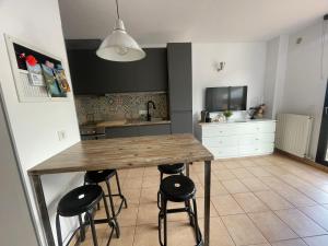 Kuchyň nebo kuchyňský kout v ubytování APARTAMENTO CANILLO Wifi-Parquing free-Terraza HUT 5213