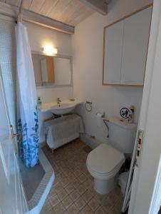 un baño con inodoro y lavabo en Loft apartment with sea view, en Chrani