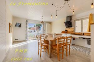 Una cocina con una mesa y sillas de madera. en Les Bains de Mer Vendee, en La Barre-de-Monts 8 fotos más