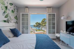 a bedroom with a bed and a view of the ocean at Beau Rivage - 7min à pied de la Plage in Carqueiranne