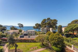 an aerial view of a house with the ocean in the background at Beau Rivage - 7min à pied de la Plage in Carqueiranne