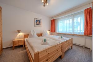 Postel nebo postele na pokoji v ubytování Rehwiesa A11 by Arosa Vacations