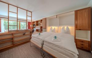 Postel nebo postele na pokoji v ubytování Rehwiesa A11 by Arosa Vacations + 21 fotografií