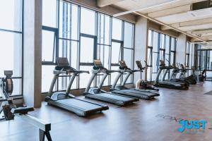 Fitness centrum a/nebo fitness zařízení v ubytování Millerz Square Signature Suites by Just Stay Hospitality