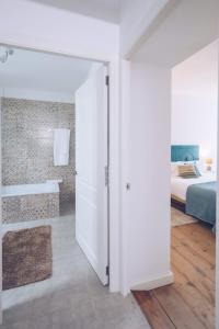 ジブラルタルにあるPerfectly Located luxury 2BR Prime Locationの白い部屋(ベッド1台、バスルーム付) +10枚の写真
