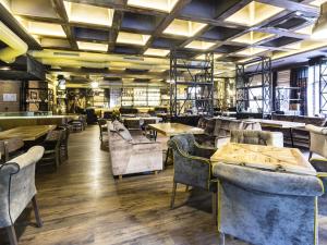 A seating area at The Emporium Hotel Plovdiv - MGallery Collection