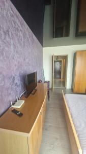 ein Zimmer mit einem Schreibtisch mit Computer und einem Bett in der Unterkunft Apartament Faleza Tiglina in Galaţi