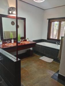 Koupelna v ubytování Iphupho Bush Lodge, Ba-Phalaborwa Golf Estate + 15 fotografií