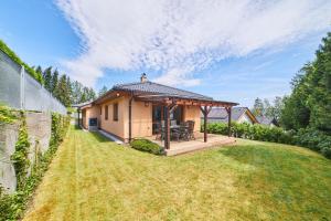 Vonkajšia záhrada v ubytovaní Chalupa na Lipně - Holiday House 1