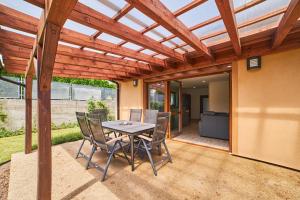 Patio alebo iná vonkajšia časť ubytovania Chalupa na Lipně - Holiday House 1