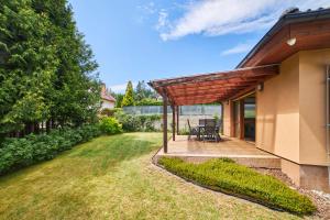 Vonkajšia záhrada v ubytovaní Chalupa na Lipně - Holiday House 1