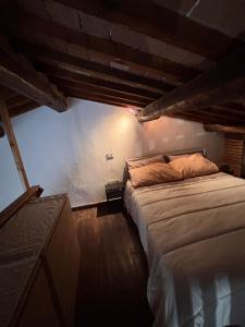 een slaapkamer met een groot bed in een kamer bij Casa San Rocco in Pitigliano
