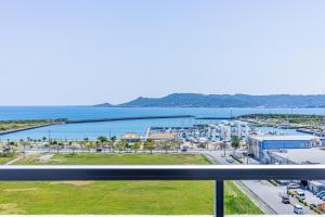 与那原町オーシャンビュー 窓から見える景色を想い出に The琉球タワー 10C的阳台享有海港景色。