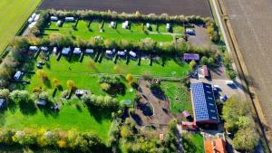 KatsにあるCaravan op rustige camping in Zeelandの木々と建物のある公園の空中風景