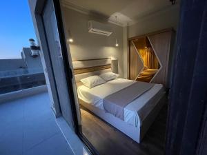 Postel nebo postele na pokoji v ubytování The Rooftop Retreat