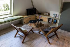 a living room with two chairs and a table at Huis Delfshaven in Middelburg
