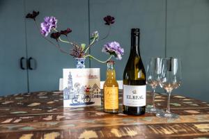 dos botellas de vino sentadas en una mesa con copas en Huis Delfshaven, en Middelburg 25 fotos más