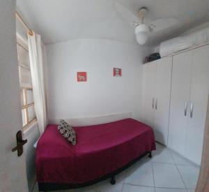 Casa Aquamarina Buzios في بوزيوس: غرفة نوم بسرير ارجواني في غرفة +7 صور