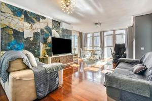 Televisyen dan/atau pusat hiburan di Bright Apartment with Sea View in Altea, 120 m² + Balcony
