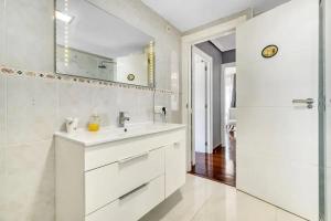 Bilik mandi di Bright Apartment with Sea View in Altea, 120 m² + Balcony +15 gambar