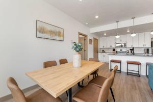 Una cocina y un comedor con mesa y sillas de madera. en Poolside at Terra condo, en Hurricane