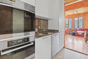 Cucina o angolo cottura di Grand chalet rustique à Gryon, avec vue et cheminée