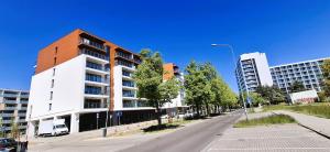 une rue vide dans une ville avec de grands immeubles dans l'établissement APARTAMENTY SPA Kasprowicza 20 Basen Parking Wi-Fi, à Kołobrzeg