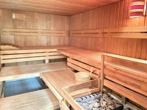 eine leere Sauna mit Holzwänden und Holzböden in der Unterkunft Relax-Apartments - Indoor-Pool - Sauna - Küche - kostenlos Parken - Balkon - teilweise Massagesessel - 85 Zoll Smart-TV in Schonach