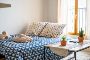 a bed with pillows and a table in a room at Urban Oasis, RER D, CDG Aéroport, Parc des Expos in Gonesse +7 photos