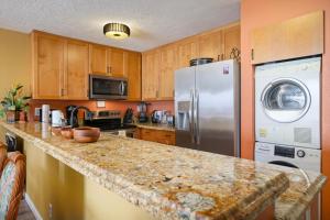 Dapur atau dapur kecil di Sea Village 2nd floor Direct Oceanfront unit with extensive upgrades