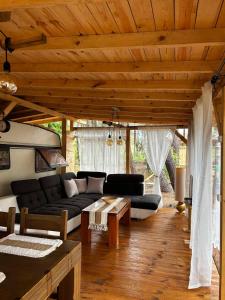 索佐波尔Нереида的客厅里有一张沙发和一张桌子。