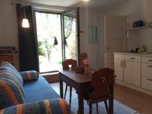 a living room with a couch and a table and a kitchen at Schwalbennest am Lehmberg in Velgast
