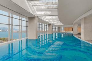 Bazén v ubytování Sheraton Hangzhou Fuyang nebo v jeho okolí