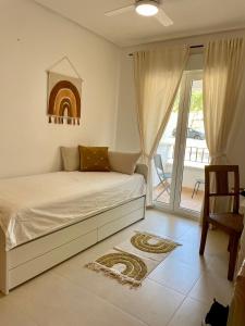 ein Schlafzimmer mit einem Bett und einer Glasschiebetür in der Unterkunft Casa Calida in Sucina + 35 Fotos