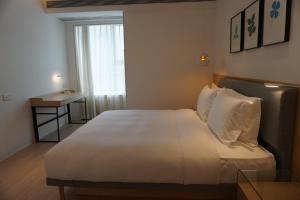 Postel nebo postele na pokoji v ubytování Zhengzhou Jianye Tianzhu International Apartment