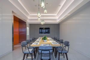 TV a/nebo společenská místnost v ubytování Zhengzhou Jianye Tianzhu International Apartment + 10 fotografií