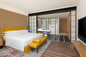 Postel nebo postele na pokoji v ubytování Sheraton Hangzhou Fuyang