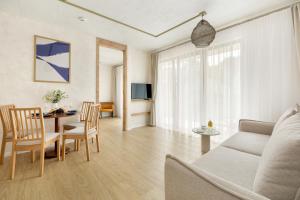 Μια τηλεόραση ή/και κέντρο ψυχαγωγίας στο Apartamenty Szumimorze